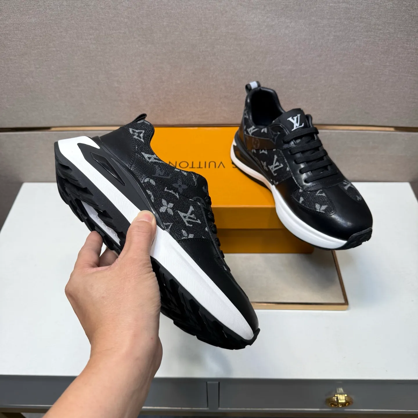⬛️Men's shoes 💰p442【LV～】Men's casual shoes 2025z cabinet sales simultaneously 🔶Size: 38-44#️⃣ 🔷2 colors🔜The upper is made of multi-material splicing➕Genuine leather lining, comfortable and breathable, sole: original comfortable and wear-resistant outsole, ⚠️Real shot📱Photographed🎬The real thing is better📢📢📢